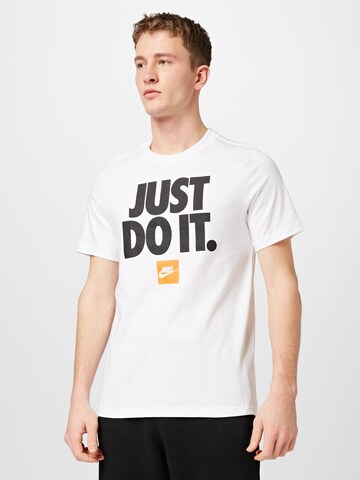 T-Shirt Nike Sportswear en blanc : devant