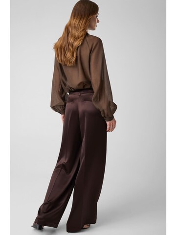 GUESS - Pierna ancha Pantalón plisado 'Flora' en marrón