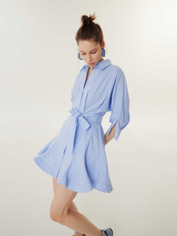 Robe Twist en bleu