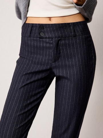 BershkaFlared/zvonoliki kroj Hlače - plava boja