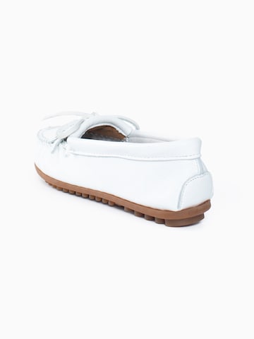 Minnetonka Moccasin 'Deerskin Kilty' in White