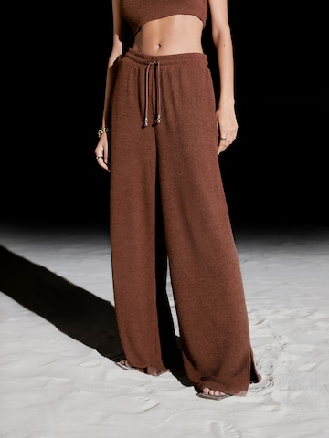 VIERVIER Wide leg Broek 'Esther' in Bruin: voorkant