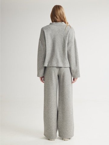 4TAILORS Loosefit Housut 'Snug' värissä harmaa