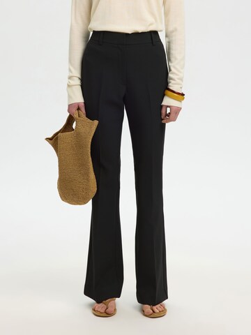SELECTED - Acampanado Pantalón de pinzas en negro: frente