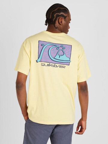 T-Shirt 'TAKE US BACK ' QUIKSILVER en jaune