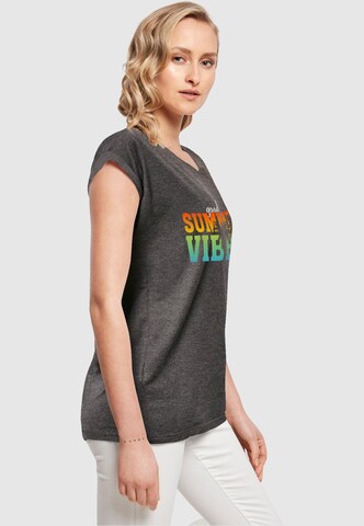 Merchcode T-Shirt 'Good Summer Vibes' in Grau
