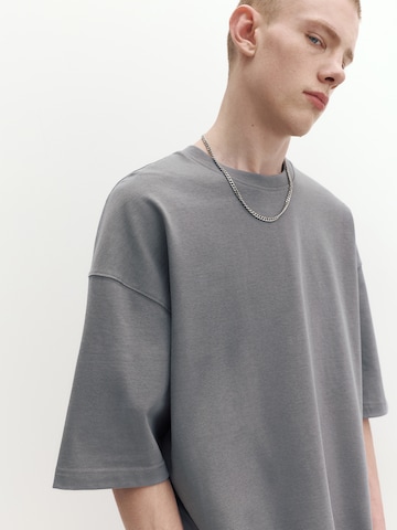 Tricou de la Pull&Bear pe gri