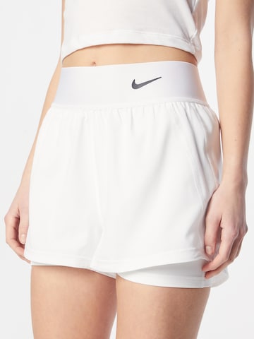 Regular Pantalon de sport NIKE en blanc