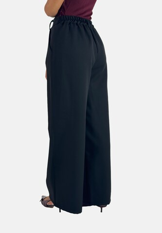 Elara Wide leg Pleat-front trousers in Black