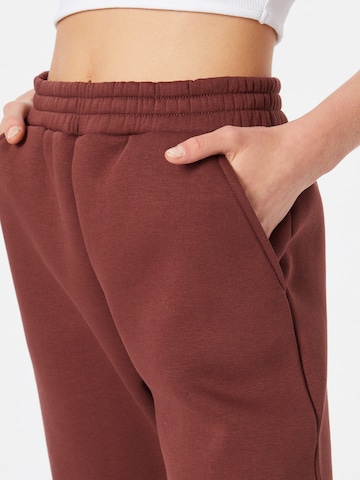 ABOUT YOU - Tapered Pantalón 'Cara' en marrón
