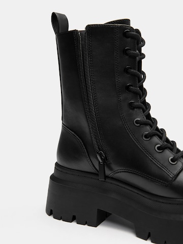 Pull&Bear Gležnarji z vezalkami | črna barva