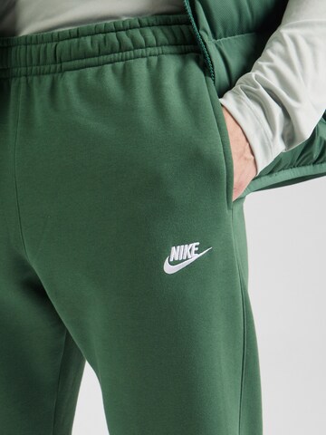 Tapered Pantaloni 'CLUB FLEECE' de la Nike Sportswear pe verde