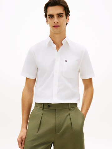 Coupe regular Chemise TOMMY HILFIGER en blanc : devant