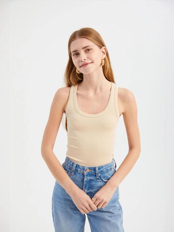 Top di Hiccup in beige: frontale