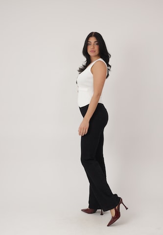 Elara Strickweste in Weiß