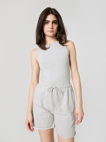 LENI KLUM x ABOUT YOU - Top 'Philippa' en gris: frente