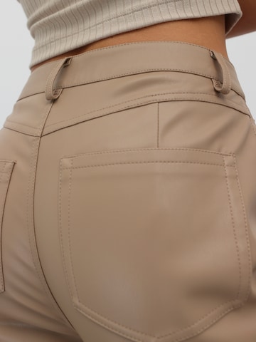 Bootcut Pantaloni 'Sia' di EDITED in beige