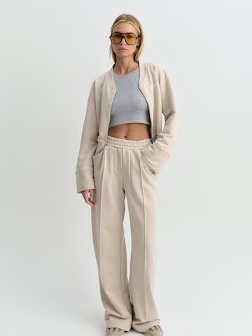 FEMSSY Loosefit Kalhoty 'SPODNIE DRESOWE FLOW TAUPE' – béžová: přední strana