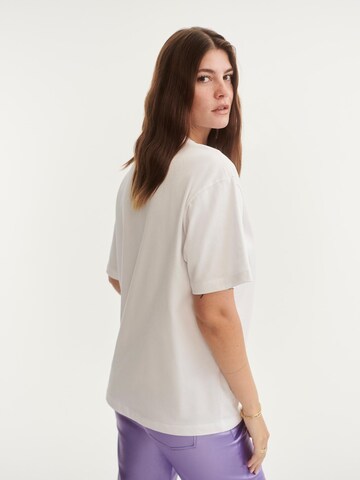 ABOUT YOU x Laura Giurcanu - Camiseta talla grande 'Blanca' en blanco