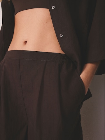 regular Pantaloni con pieghe di Next in marrone