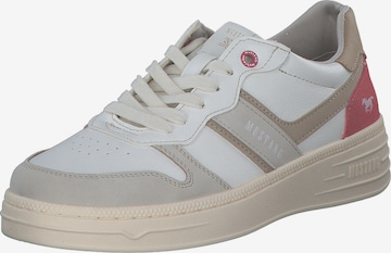 Baskets basses MUSTANG en beige : devant