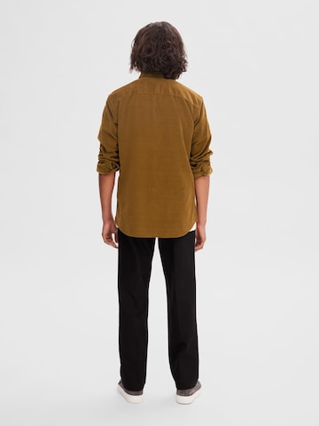 SELECTED HOMME Regular fit Overhemd 'Regowen' in Bruin