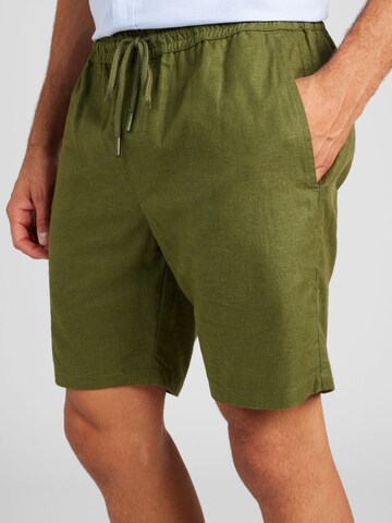 Regular Pantalon BURTON MENSWEAR LONDON en vert
