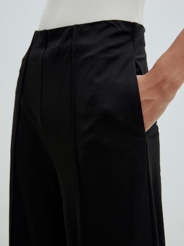 regular Pantaloni 'Chiara' di EDITED in nero