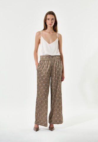 Wide leg Pantaloni 'Margodea' di Dea Kudibal in marrone
