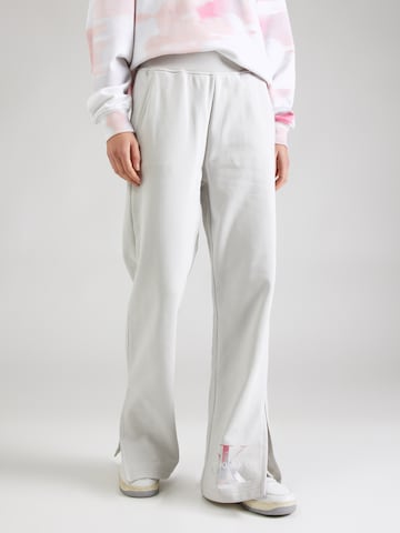 Calvin Klein Jeans Расклешенный Штаны в Серый: спереди