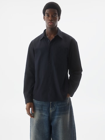 Pull&Bear Regular Fit Skjorte i svart: forside