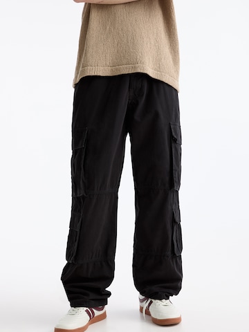Pull&BearLoosefit Cargo hlače - crna boja: prednji dio