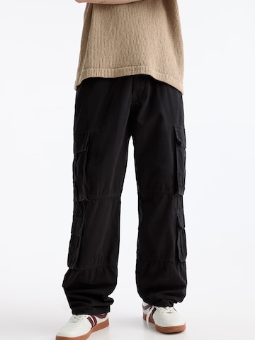 Loosefit Pantaloni cu buzunare de la Pull&Bear pe negru: față