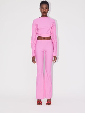 ABOUT YOU REBIRTH STUDIOS Rozkloszowany krój Spodnie 'LIVIA' w kolorze różowy: przód