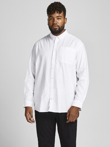 Coupe regular Chemise 'Oxford' Jack & Jones Plus en blanc : devant