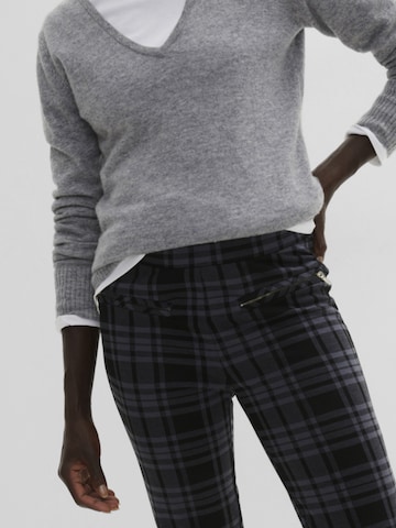 Slimfit Pantaloni di bonprix in nero