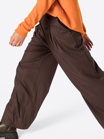 WEEKDAY Wide leg Pleat-Front Pants 'Indy' in Brown