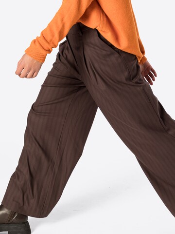 WEEKDAY Wide leg Pleat-front trousers 'Indy' in Brown