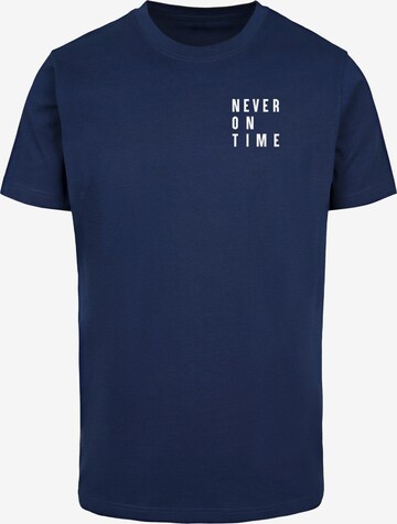 Merchcode T-shirt 'Never On Time' i blå: framsida