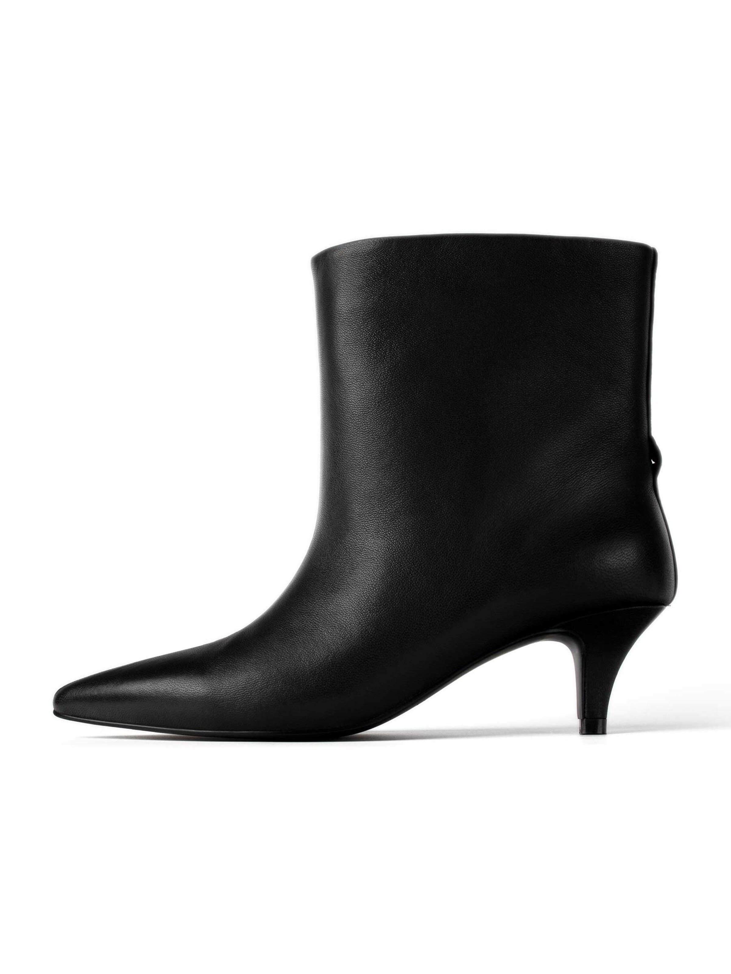 L37 HANDMADE SHOES Ankle boots 'STELLA' in Black: front