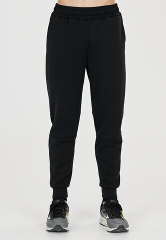 Virtus Tapered Sporthose 'Taro' in Schwarz: Vorderseite