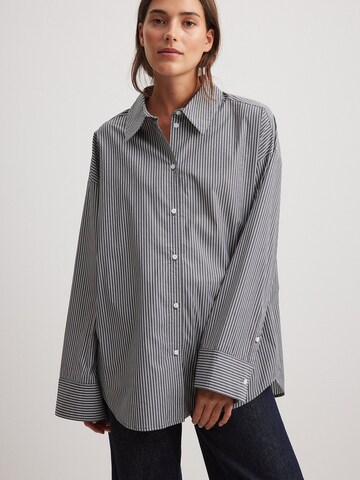 NA-KD Blouse in Grey: front