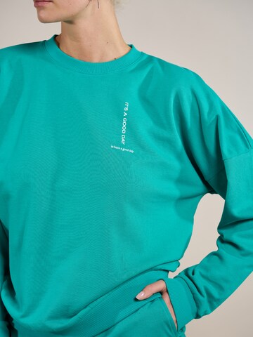 Sweat-shirt 'Luca' ABOUT YOU x Laura Giurcanu en vert