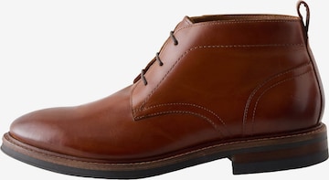 Next - Botines chukka en marrón: frente