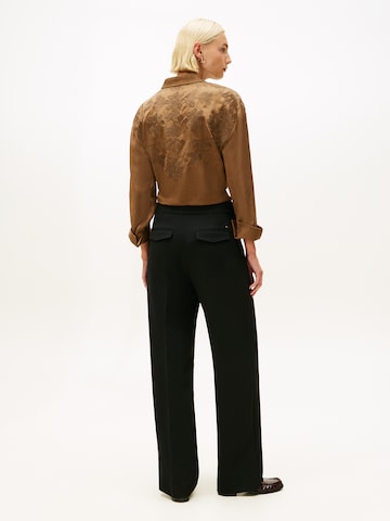 TOMMY HILFIGER Bő szár Ráncos nadrág - fekete