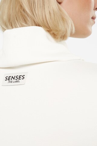 SENSES.THE LABEL Rollkragenshirt im Boxy-Fit mit verkürzten Ärmeln in Weiß