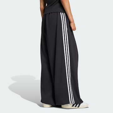 Loosefit Pantaloni con pieghe 'Adidas Originals By Jennie' di ADIDAS ORIGINALS in nero