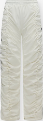 Regular Pantaloni de la ADIDAS ORIGINALS pe alb: față