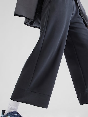 Rich & Royal Wide leg Pleat-Front Pants in Black