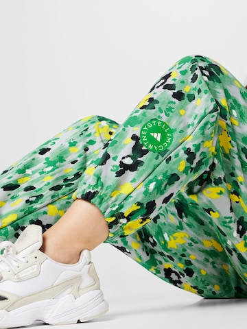 ADIDAS BY STELLA MCCARTNEY - Tapered Calças de desporto 'Printed ' em verde